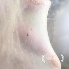 戳一个小洞，洞口边缘光滑。