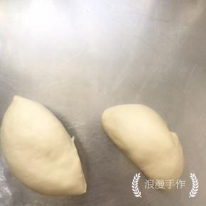 切一块面团检查一下状态。