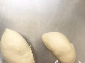 切一块面团检查一下状态。