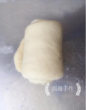 从上自下卷起，不要卷得太紧