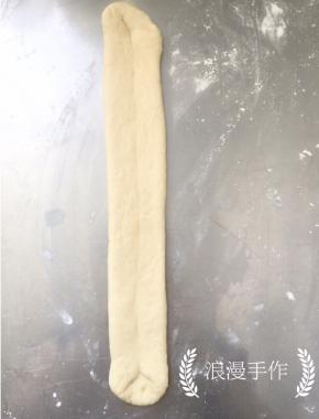 再次从中间往上下两个方向擀长（长度比常规硅胶垫短3cm左右即可）