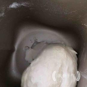 加入黄油，再选择一个揉面程序，我这是揉了一会儿才想起拍照。揉至扩展阶段。