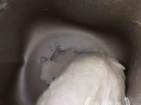 加入黄油，再选择一个揉面程序，我这是揉了一会儿才想起拍照。揉至扩展阶段。
