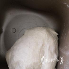 选择一个揉面程序揉面，结束后检查面团的状态，捏下去稍微有点粘、有弹性是不错的状态。