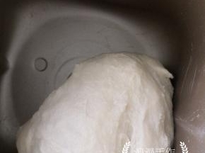 选择一个揉面程序揉面，结束后检查面团的状态，捏下去稍微有点粘、有弹性是不错的状态。