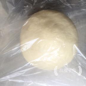 取出面团揉圆，盖保鲜膜静置30秒。