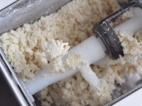 往面条机里倒入面粉。盖上上盖后使用和面程序，同时加入水。和面几分钟后，打开盖子观察疙瘩情况，如不满意，盖上盖继续和面。