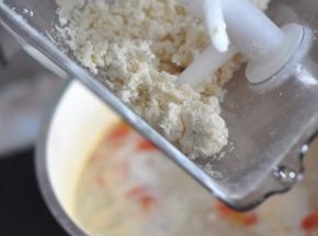 煮几分钟后，将面疙瘩全部倒入。