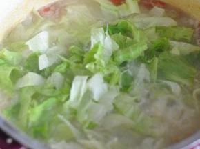加入切碎的生菜。