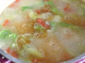 加入盐、生抽调味。
