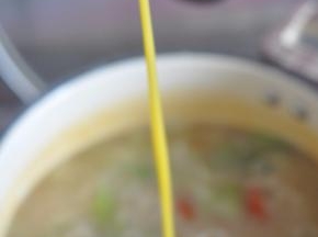 将鸡蛋打散，从高空中倒入。