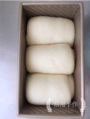 盖保鲜膜发酵，发酵至七八分满取出。（山形吐司发酵至9分满）180度预热烤箱