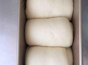 盖保鲜膜发酵，发酵至七八分满取出。（山形吐司发酵至9分满）180度预热烤箱