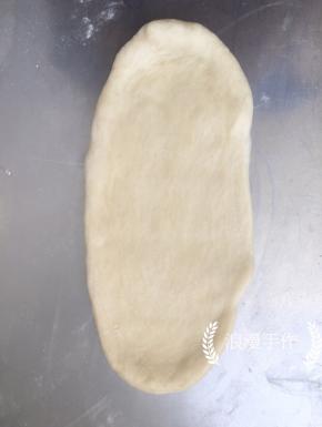 取一个面团从中间开始分别向上下两个方向将面团擀成长舌状，约长20cm左右。用手把边缘的气泡压出来。