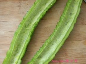 将苦瓜洗净，对半切开去籽；