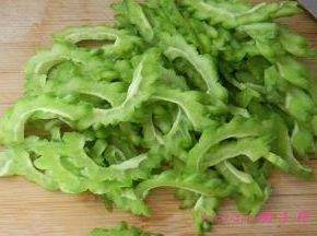 将苦瓜斜刀切片；