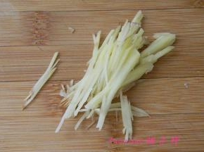 切好姜丝备用；