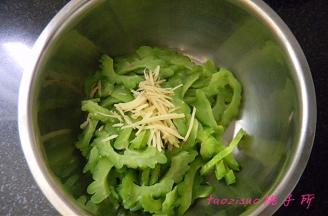 料理盆中放入苦瓜片、姜丝；