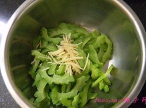 料理盆中放入苦瓜片、姜丝；