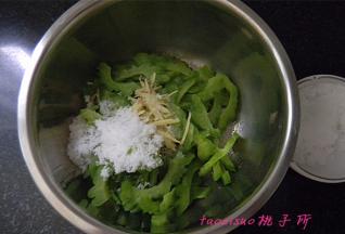 再放入3克食盐，15克白糖（糖的量依个人口味放入），调拌均匀后入冰箱冷藏室内腌制30分钟，食用时从冰箱取出，清爽可口。