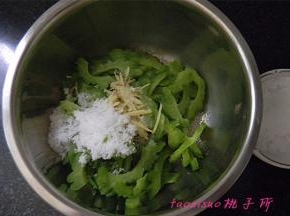再放入3克食盐，15克白糖（糖的量依个人口味放入），调拌均匀后入冰箱冷藏室内腌制30分钟，食用时从冰箱取出，清爽可口。