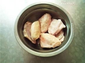 翅中清洗干净；