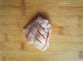 用刀划上二、三刀便于入味和成熟；