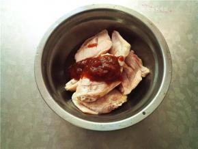 然后放入容器内，放上烤肉酱、料酒和蚝油；