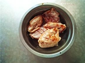 揉搓至全部蘸上酱料；