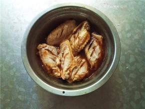 再盖上保鲜膜放入冰箱冷藏10小时以上（我是头天晚上腌制的）。