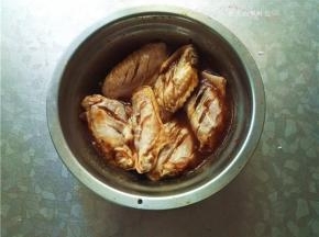 再盖上保鲜膜放入冰箱冷藏10小时以上（我是头天晚上腌制的）。