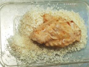 将翅中在面包糠中滚一下，使其均匀的蘸上面包糠（也可以跟炸鸡一样，先裹淀粉，再蘸蛋液，然后再裹面包糠）；