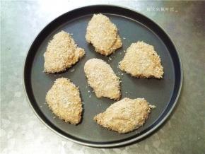 将翅中放入微波烤盘中；