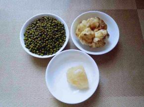 准备食材；如果没有新鲜的百合，可以用干百合代替。