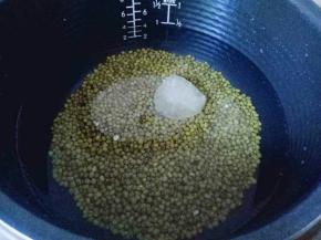 绿豆清水洗干净，放入冰箱冷藏泡3小时以上(天冷不用放冰箱)
泡好的绿豆放入电饭煲中，加入适量水。