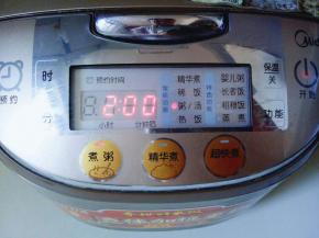 启动电饭煲煮粥功能，时间自动为2小时。