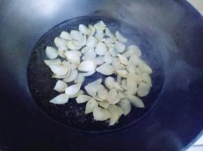 新鲜百合处理一下，首先将百合去根，掰开，掰成一瓣一瓣的。
锅中加入清水，大火烧开，放入百合焯水1分钟即可，捞出过冷水，淋干水份备用。