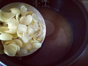 电饭煲结束前10分钟加入百合，10分钟即可断电，不要煮太久哦。