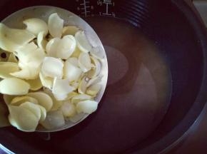 电饭煲结束前10分钟加入百合，10分钟即可断电，不要煮太久哦。