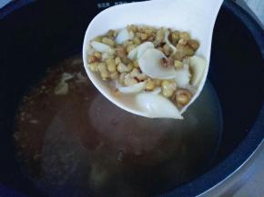 电饭煲鸣笛了，绿豆百合粥就好了。