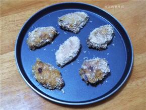 取出后翻面，再送入微波炉中烤8分钟；