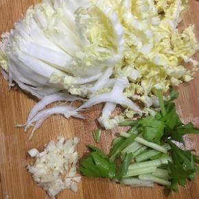 娃娃菜洗净切丝，香芹切段，蒜头切碎。