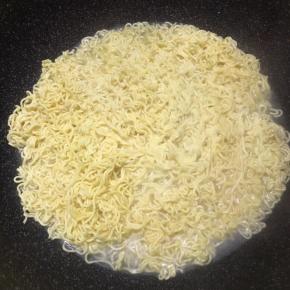 锅中加入清水大火烧开，下入方便面煮散，捞出用流动水冲洗至凉。