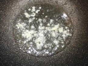 锅中倒入油，大火烧热，下入蒜末煸出香味。
