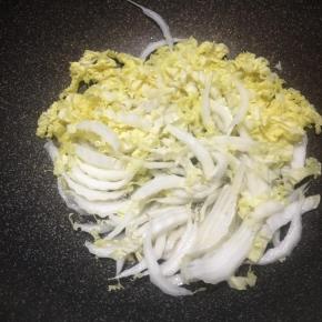 倒入娃娃菜翻炒。