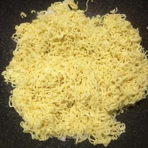 炒至娃娃菜变软，下入面条。