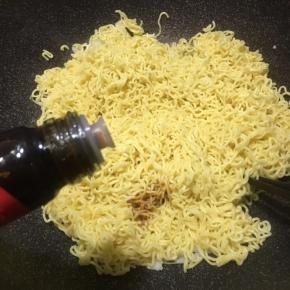 淋入酱油用筷子拌炒均匀。