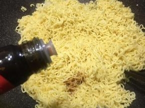 淋入酱油用筷子拌炒均匀。