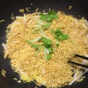 下入香芹翻炒两下即可关火。