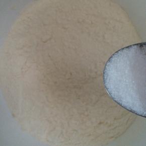 面粉里加入少许盐。